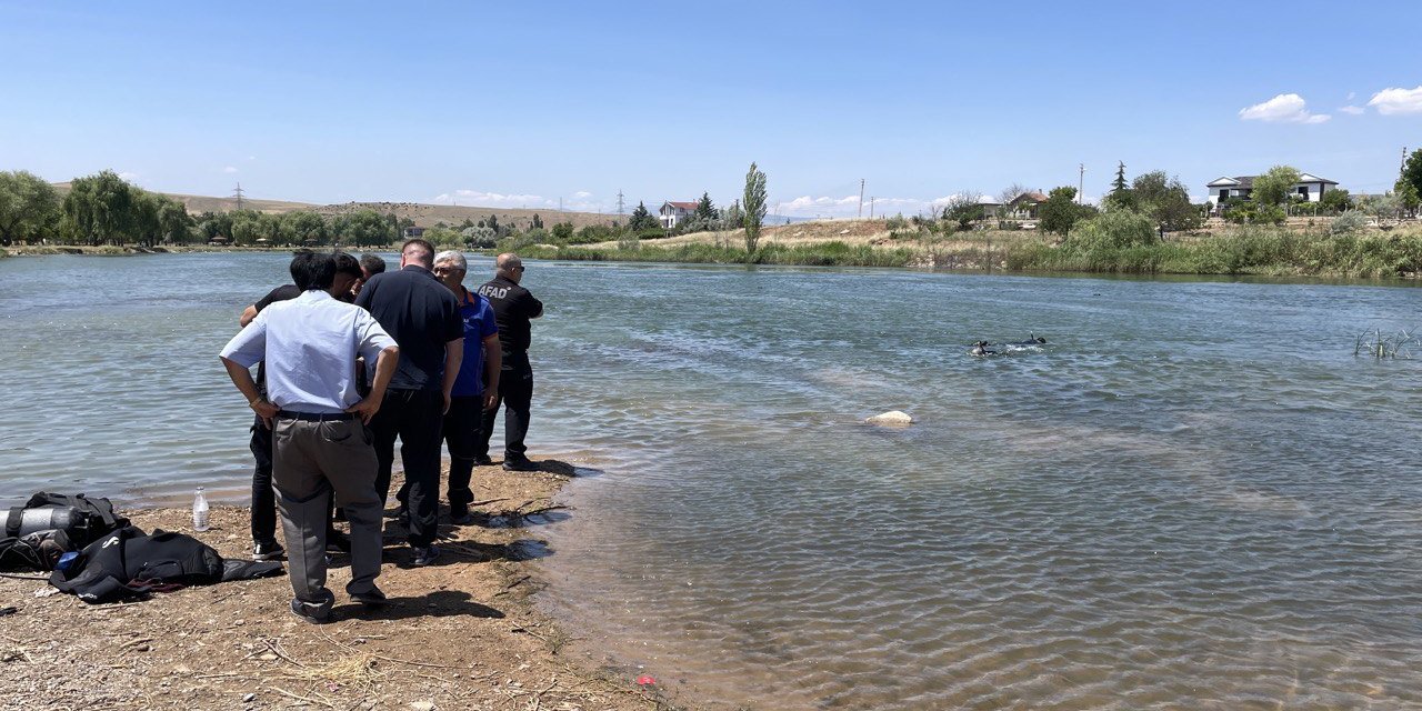 Kaçan toplarını almak için Kızılırmak'a giren 3 çocuk kayboldu