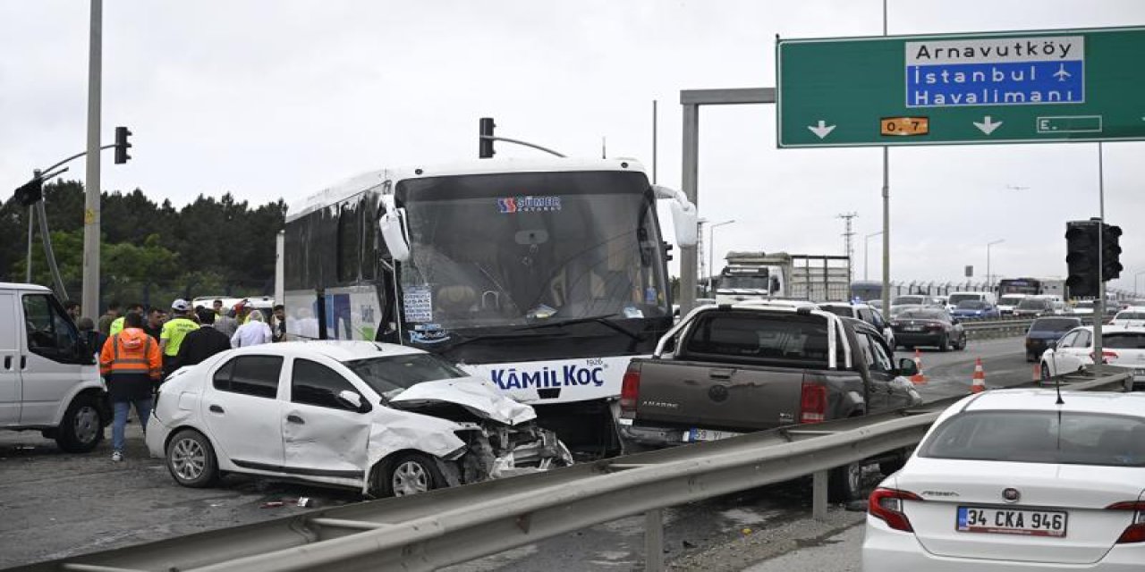 Karşı şeride giren otobüs 5 araca çarparak durdu