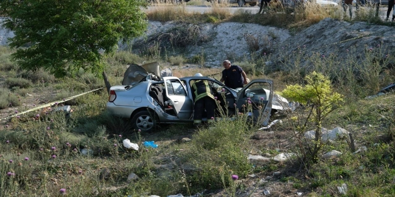 Konya'da otomobil  tırın dorsesine çarptı otomobildeki bir kişi öldü, üç kişi yaralandı