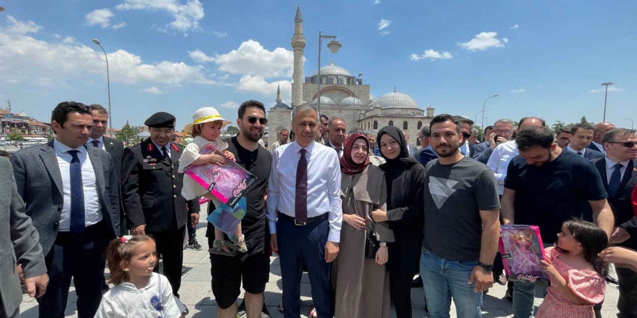 İçişleri Bakanı Ali Yerlikaya, memleketi Konya'da vatandaşlarla bayramlaştı