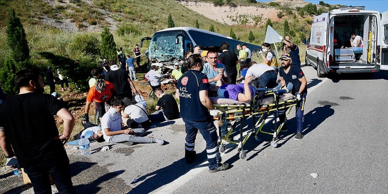 Eskişehir'de şarampole devrilen otobüsteki 35 yolcu yaralandı