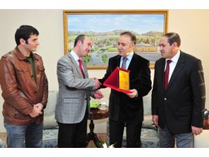 Egiad'dan Vali Altıparmak’a Plaket