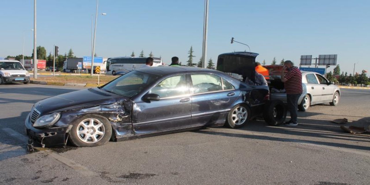 Hafif ticari araç ile otomobilin çarpıştığı kazada 10 kişi yaralandı