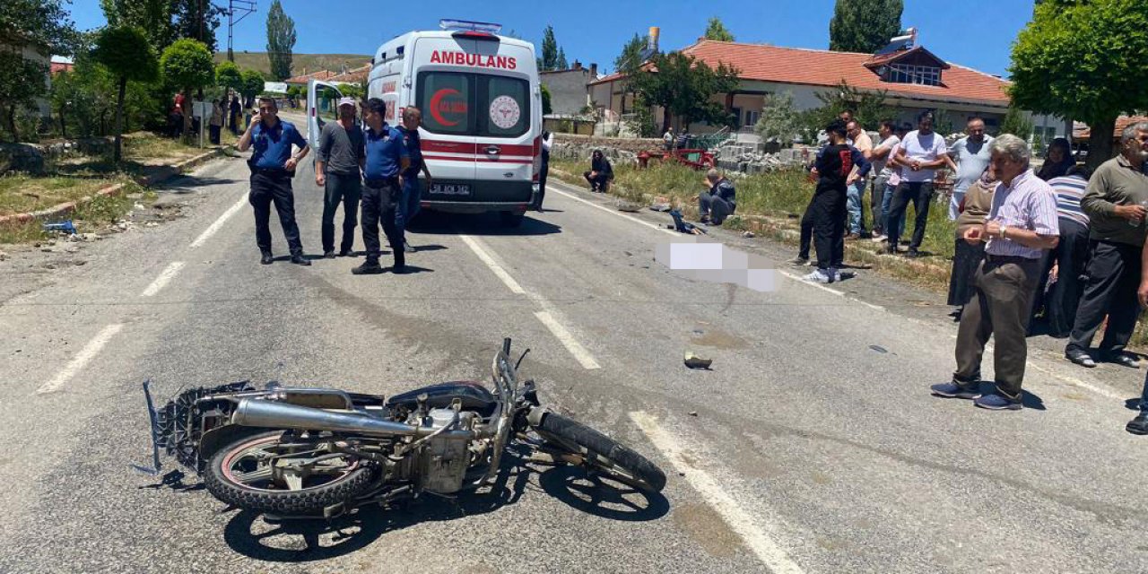 pikap ile çarpışan motosikletteki 2 genç öldü