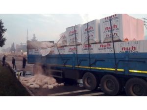 Tır, Lpg Yüklü Tankere Çarptı, Faciadan Dönüldü