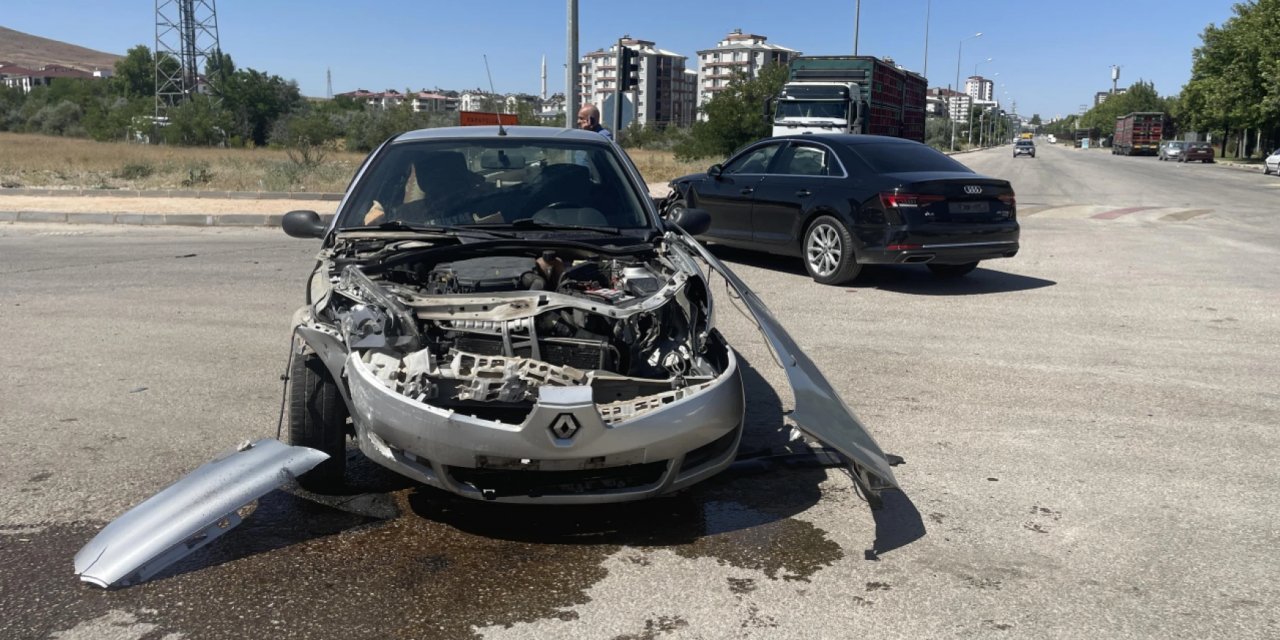 ki otomobilin çarpışması sonucu 3 kişi yaralandı