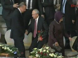 Kılıçdaroğlu ile Başbakan Erdoğan Şeb-i Arus'ta tokalaştı