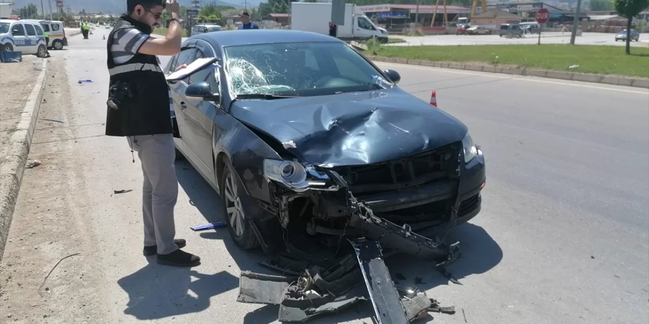 Otomobille çarpışan motosikletin sürücüsü öldü