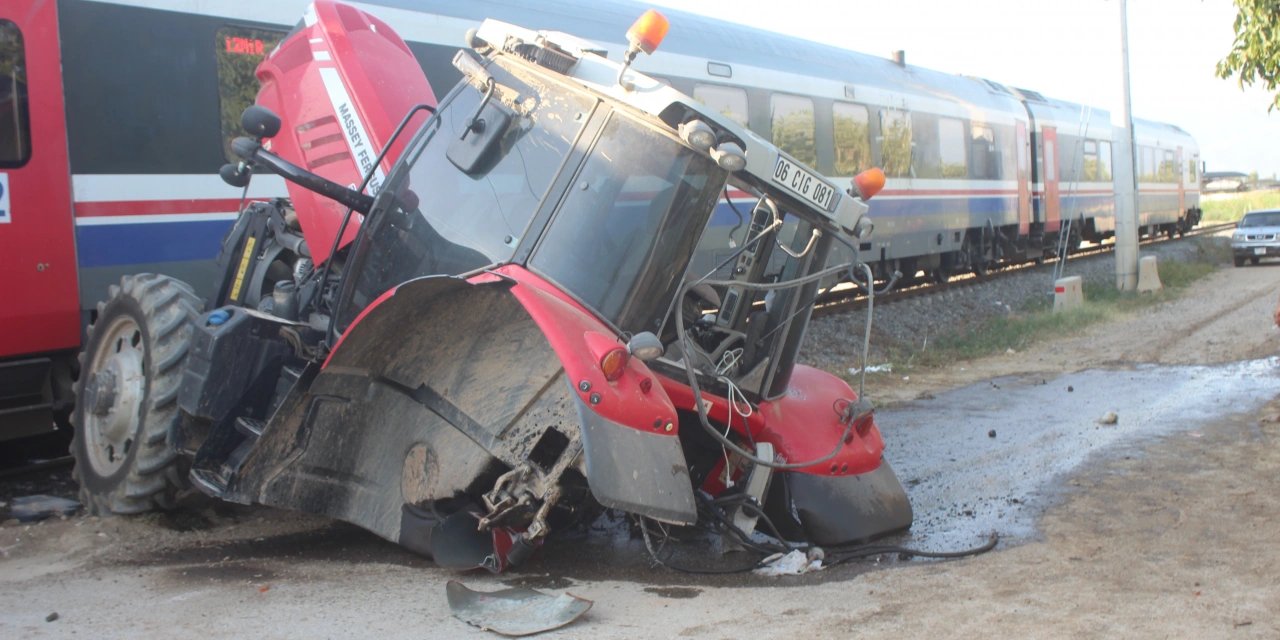 Hemzemin geçitte tren ile traktörün çarpıştığı kazada 4 kişi yaralandı