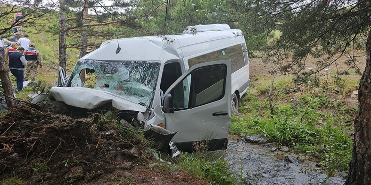 Erzincan'da şarampole devrilen minibüsteki 4 kişi öldü, 10 kişi yaralandı