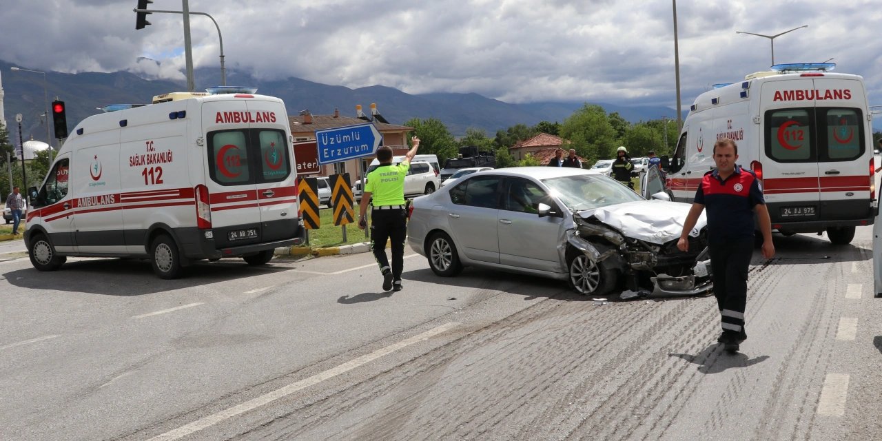 ki otomobilin çarpıştığı kazada 4 kişi yaralandı