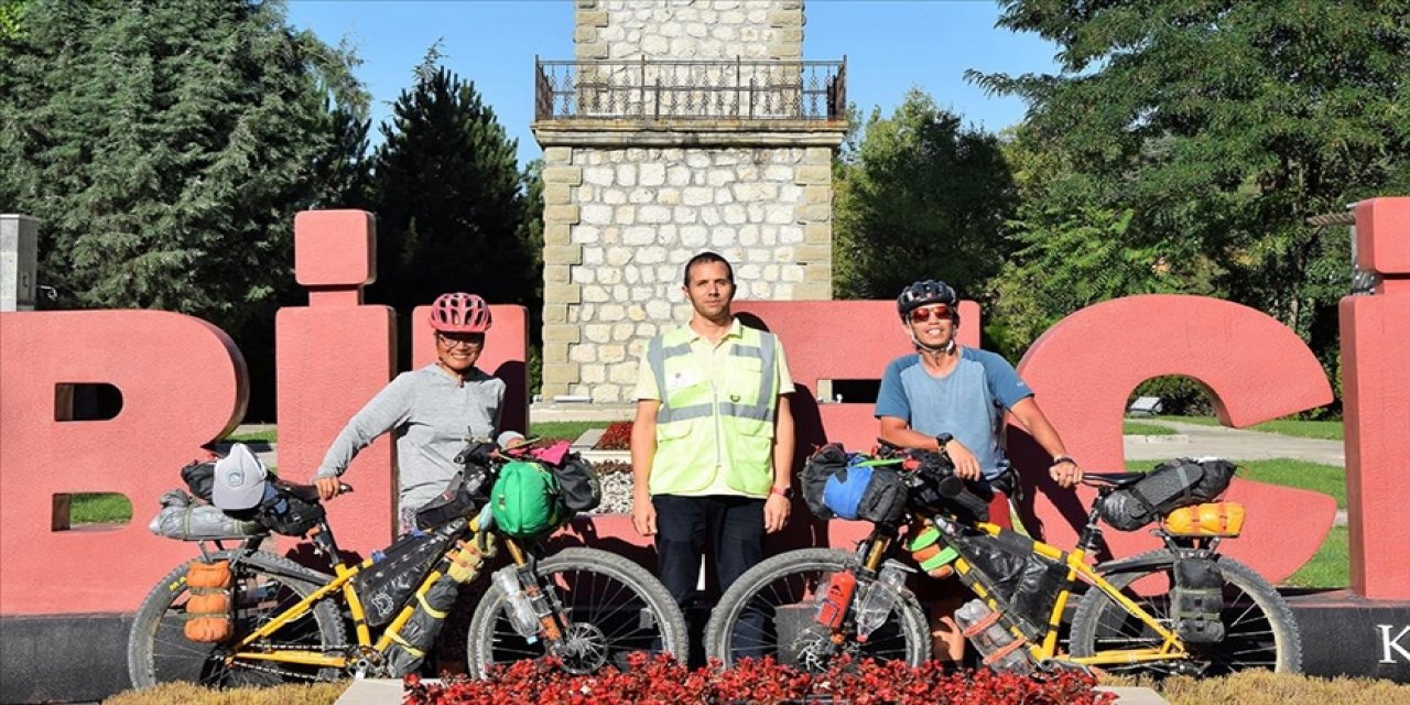 Filipinli çift bisikletleriyle 15 bin kilometrelik Asya turuna çıktı