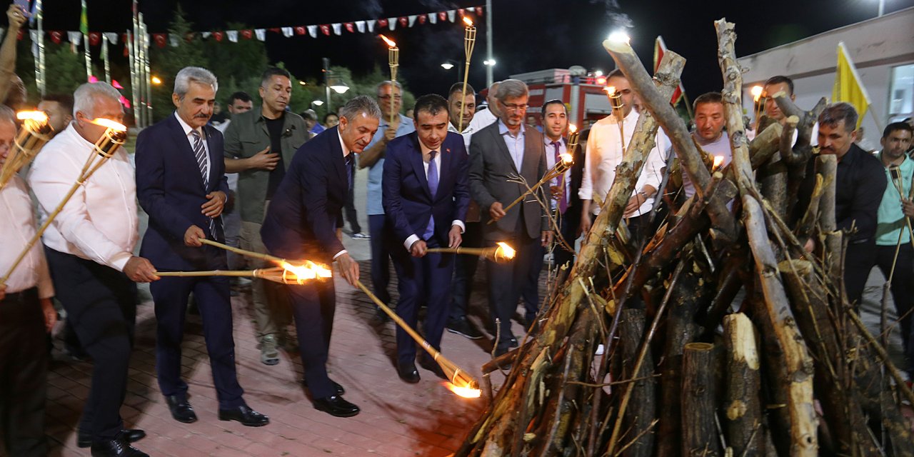 Karaman'da 5. Uluslararası   Türk Dünyası Şöleni sürüyor