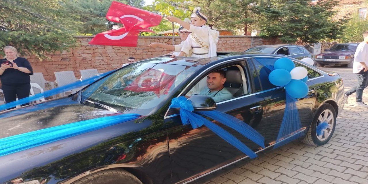 Konya'da belediye başkanı Audi marka makam aracını süsletip çocuklar için kullandı