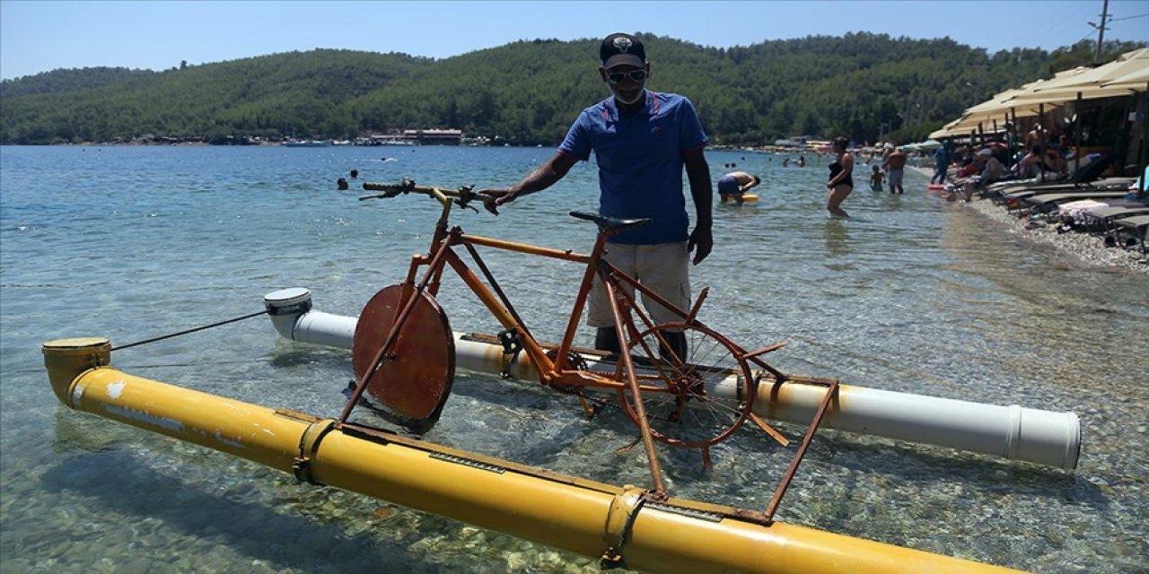 Hurda malzemeden yaptığı deniz bisikletiyle turizme hizmet ediyor