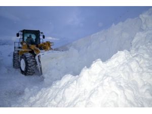 Hakkari'de Köy Yolları Yeniden Ulaşıma Açıldı