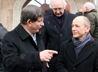 Davutoğlu, Konya'da öğrencilerle buluştu