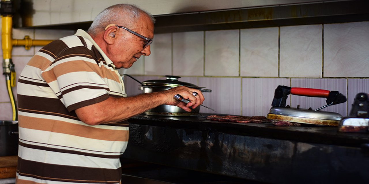 Eskişehirli Fahrettin Usta 44 yıldır "ütüyle" balaban kebabı yapıyor