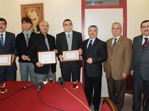 Başarılı öğrencilere plaket