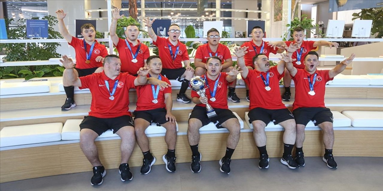 Down Sendromlu Futsal Milli Takımı, Anadolu Ajansını ziyaret etti