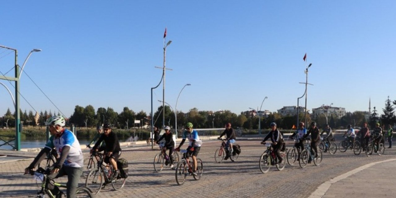 Beyşehir Gölü etrafında bisiklet turu yapılıyor