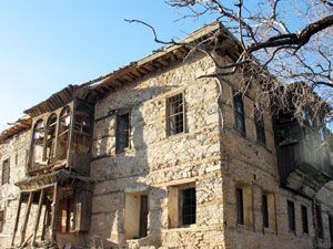 Hadim'de tarihi konak kaderine terk edildi