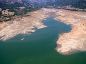 Kozan Barajı’nda Kuraklık Nedeniyle Sular Çekiliyor