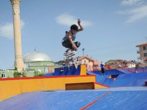 Melikgazi'de Gençlere Kaykay Ve Paten Pisti