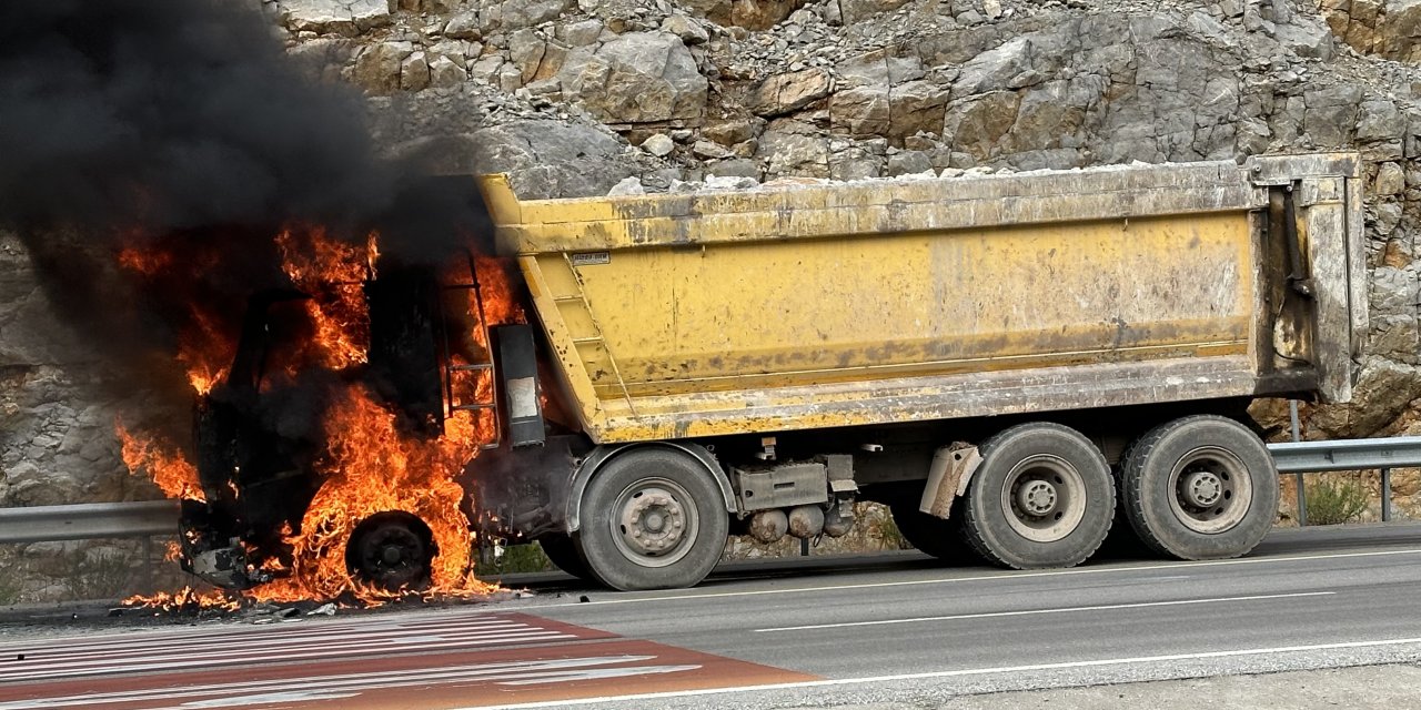 Seydişehir'de seyir halindeki kamyonda çıkan yangın hasara yol açtı