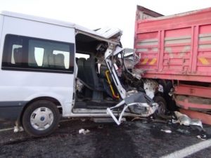 Öğrenci Servisi Kamyona Arkadan Çarptı: 1 Ölü, 5 Yaralı