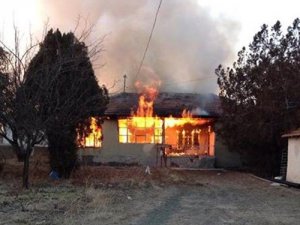 Tek katlı ev alev alev yandı