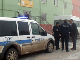 Öğrencilerin eldiven tartışması kanlı bitti