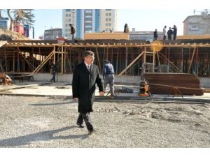 Belediye Başkanı Akdoğan, Kent Meydanı Otopark İnşaatını İnceledi