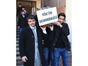 Üniversite Öğrencilerinden Tabutlu Eylem