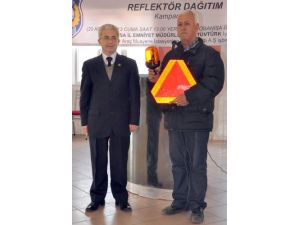 Manisa'da Bin Çiftçiye Traktör Reflektörü Dağıtıldı