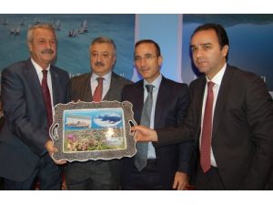 İzmir Fuarında Misafirlere Tatvan Tarihini Anlatan Hediyeler Veriliyor