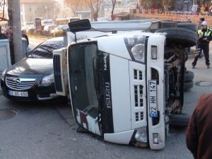 Freni Boşalan Kamyonet Devrildi