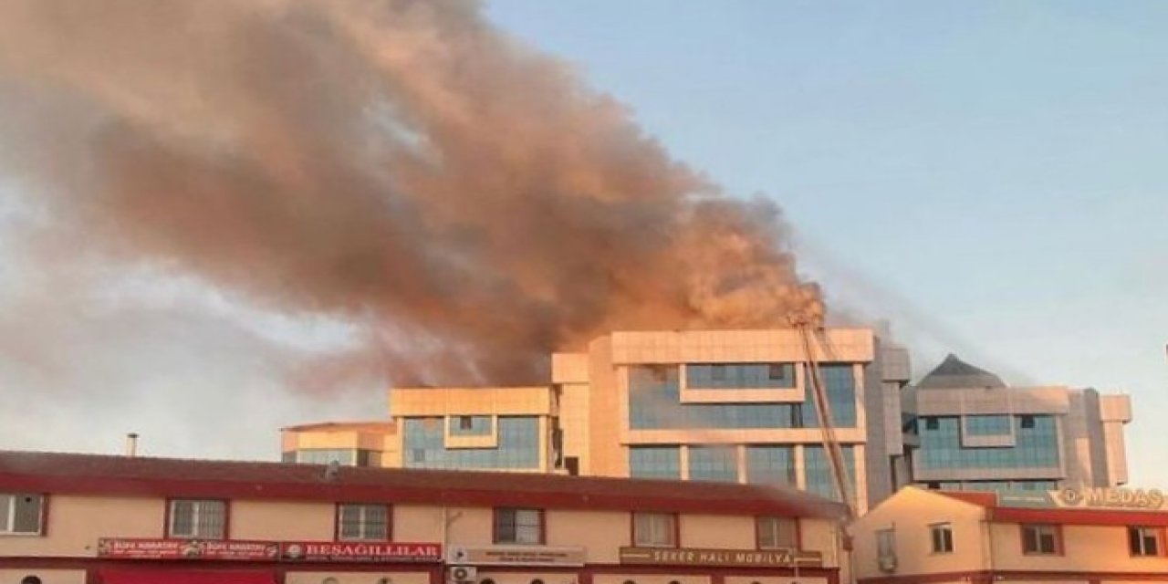 Konya merkezdeki belediye binası yanıyor
