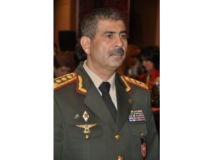 Azerbaycan Savunma Bakanı Hasanov Türkiye Yolcusu