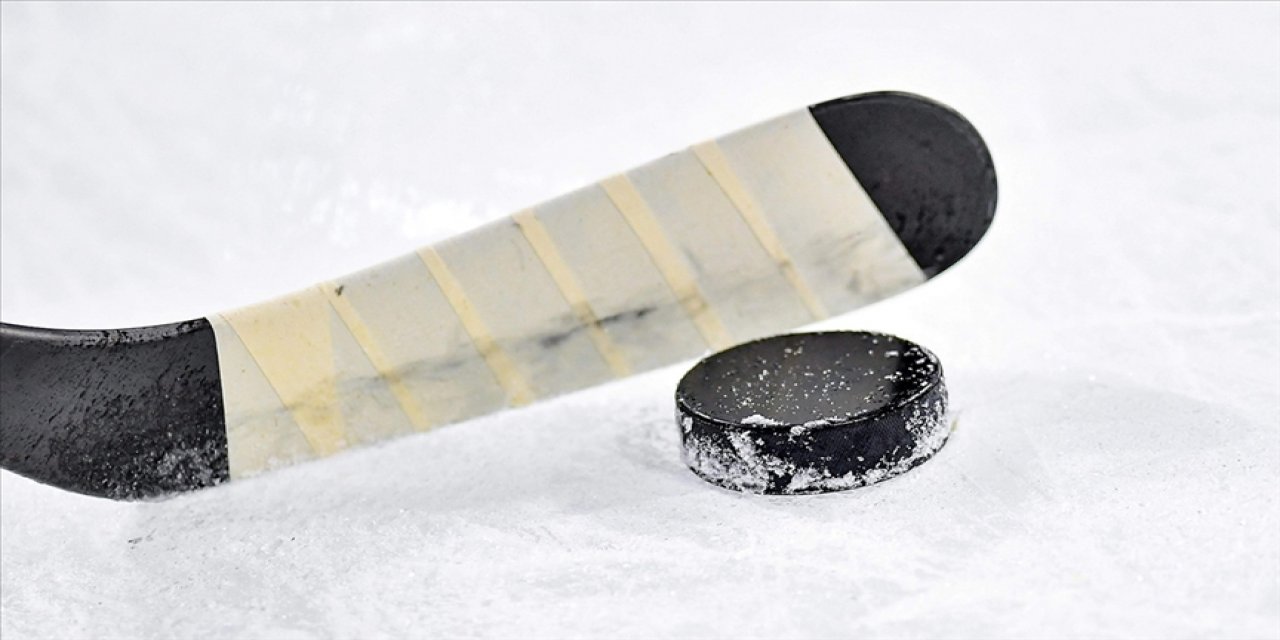 Buz hokeyi oyuncusunun maç sırasında hayatını kaybetti