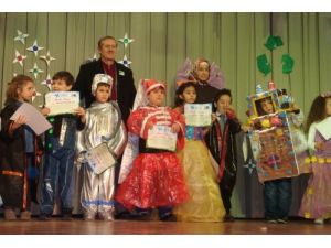 Çevreci Minikler, Atık Malzemelerden Yaptıkları Elbiseleri Defilede Sergiledi