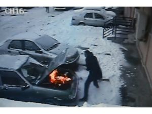 Donan Otomobilin Çalıştırırken Yangın Çıktı, Söndürmek İçin Kar Kullandı