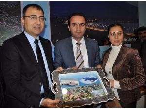 İzmir Valisi Toprak, Bitlis Fuarı'nı Standını Ziyaret Etti