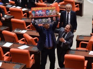 CHP'li Çam'dan Meclis'te rüşvet pankartı