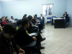 Öğrenciler Anayasa İçin Çalışıyor