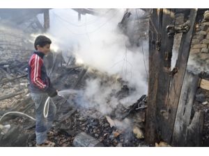 4 Kişilik Aile Sokakta Kaldı