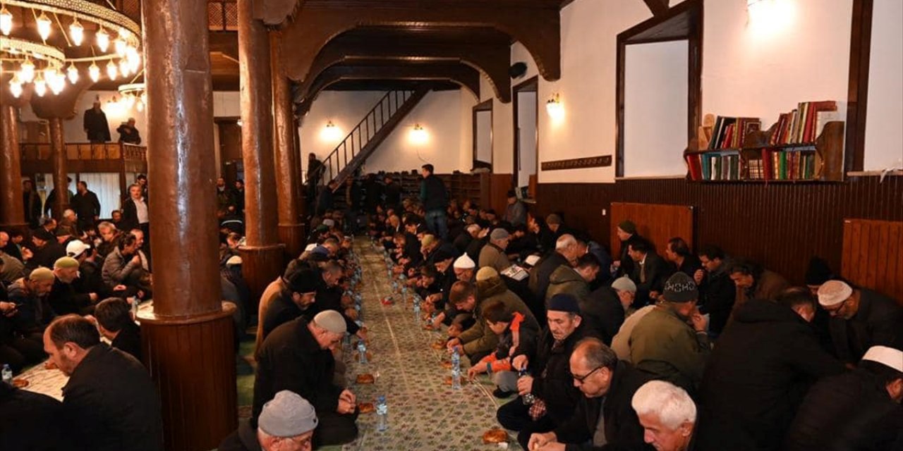 Seydişehir'de vatandaşlar Gazze halkına dua için simitle yaptıkları iftarda buluştu