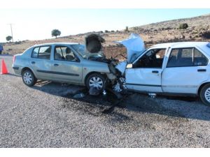 Düğün Ve Cenaze Konvoyundaki İki Otomobil Çarpıştı: 8 Yaralı