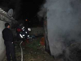 Odunlukta çıkan yangın evi yakıyordu