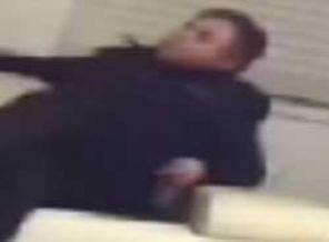 Tespihli polis bakanın ofisini izinsiz basmış